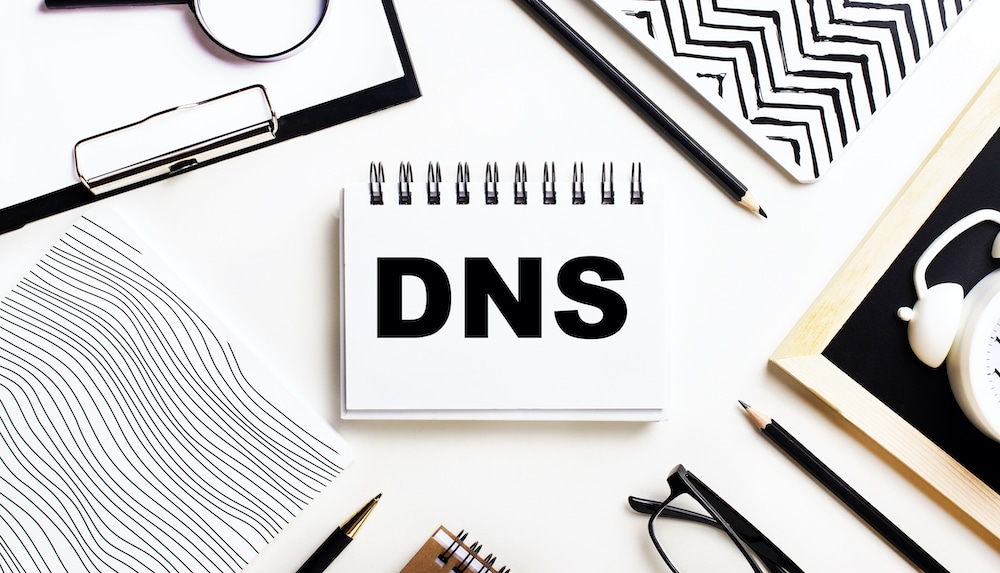 Image d'un bloc note où est inscrit : DNS