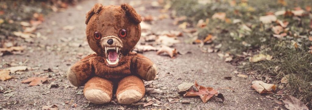 Photo d'un ours en peluche ayant les yeux rouges et de grandes dents pointues représentant le lien entre les amis de la vraie vie et ceux sur les réseaux sociaux